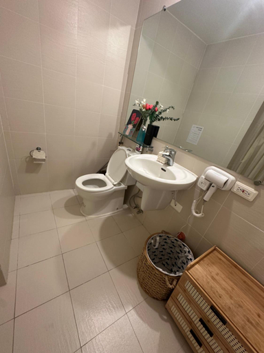 Bathroom 2, Gavins Cabin Staycations, San Fernando City