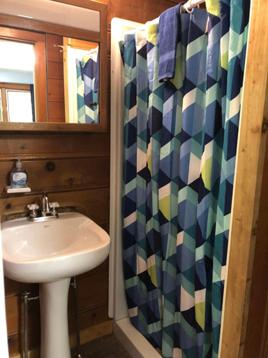 Bathroom 3, Steffen's Cedar Lodge, Door