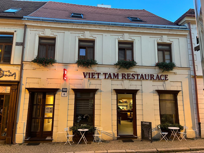 Exterior & Views