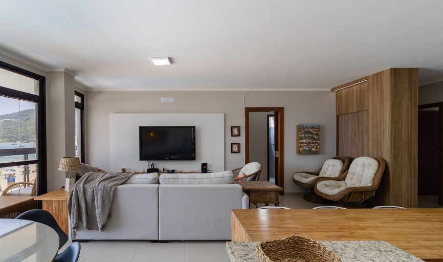 Living area 2, Beautiful Seaside Apartment With Barbecue Rig0102, Florianopolis