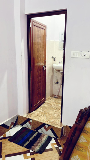 Bedroom 2, Chandrashram Paying Guest House, Varanasi