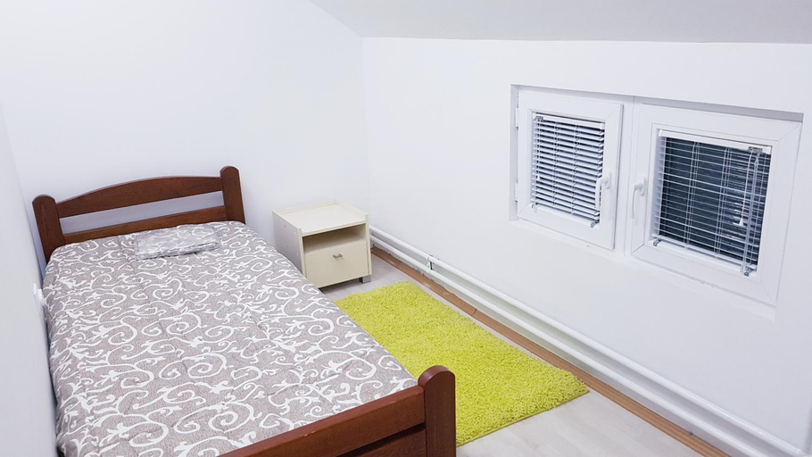 Others 2, Hostel Maximus, Stara Pazova
