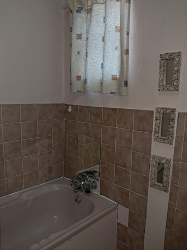 Bathroom 2, Mossie's Nest, Thabo Mofutsanyane