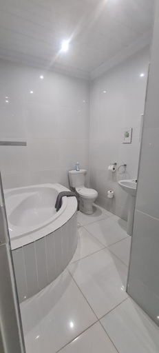 Bathroom 4, Lion Lodge, Mangaung