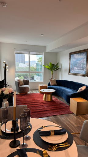 Others 5, Wallace Luxurious, Los Angeles