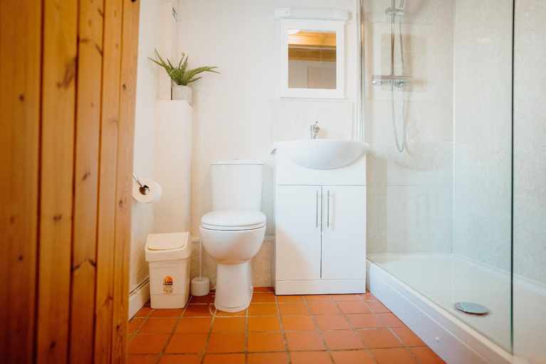 Bathroom 2, Celtic Haven, Pembrokeshire