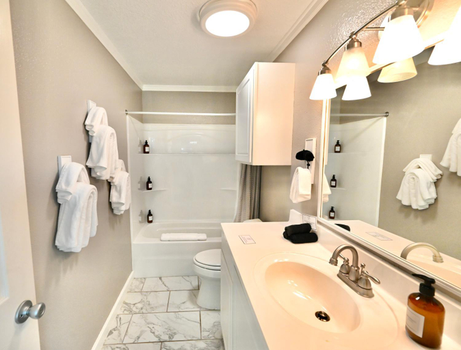Bathroom 4, Blanco County Inn & Guesthouses, Blanco