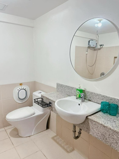 Bathroom 2, tan condo, Las Piñas