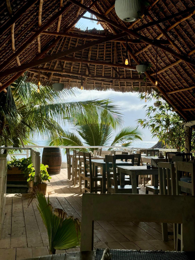 Food & Drinks, La Base Beach Hotel, Kaskazini 'B'