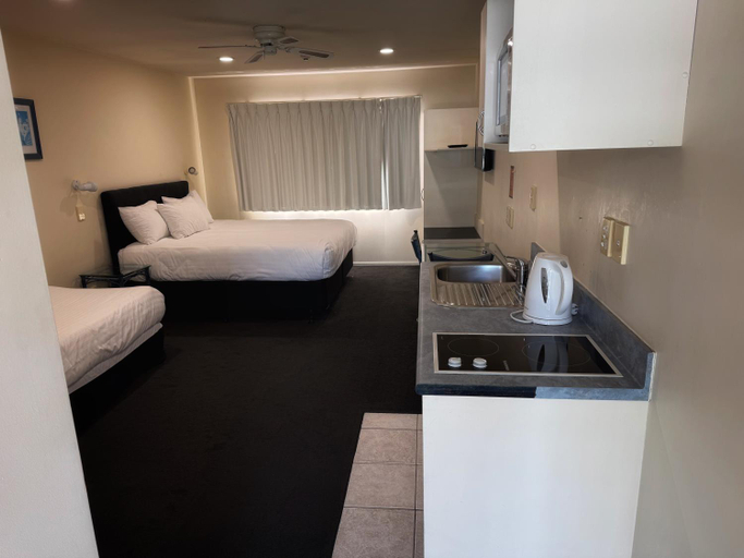 Bedroom 5, Albany Executive Motor Inn, Waitakere