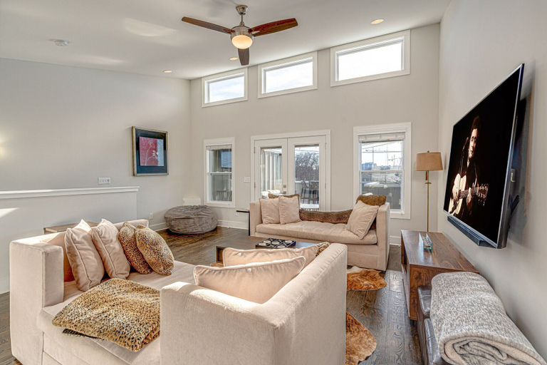 Interior 2, Cultured Coach - Mins to Broadway - Private Rooftop, Davidson