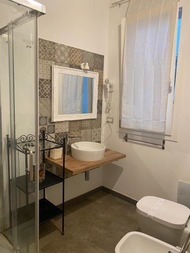 Bathroom 2, Corte Sicula, Syracuse