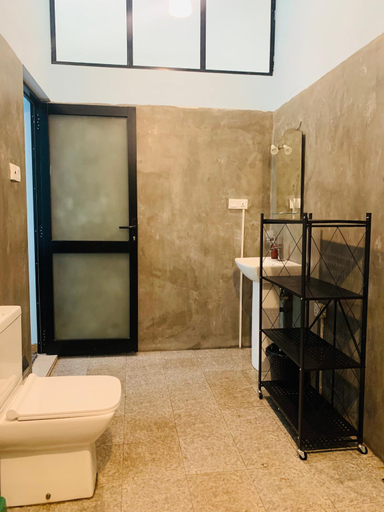 Bathroom 3, Mawbima Villa, Akmeemana