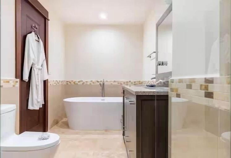 Bathroom 5, 3 Bedroom Condo in Croc's Casino Resort, Garabito
