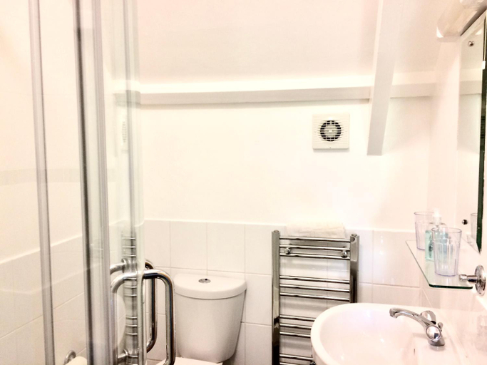 Bathroom 4, Rosalie Guest House, Cornwall