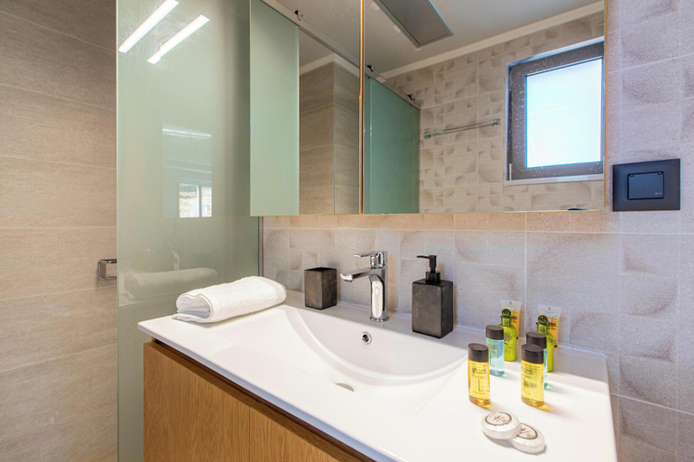 Bathroom 2, Neaira Apartments, Crete