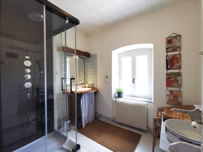 Bathroom, Maison de campagne paisible avec terrasse et animaux admis - FR-1-582-505, Haute-Loire