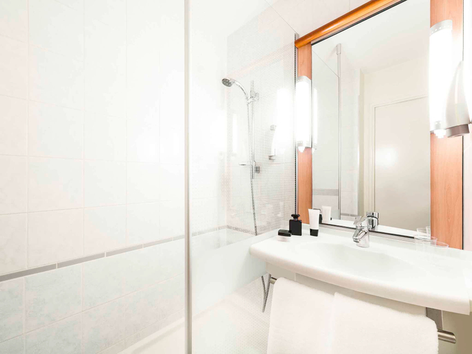 Bathroom, ibis Châtellerault, Vienne