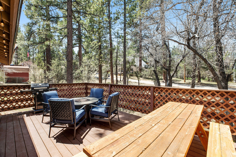 Outdoor dining, Vista Sugarloaf #329, San Bernardino