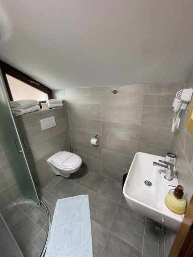Bathroom 2, Villa Montana, Borsec
