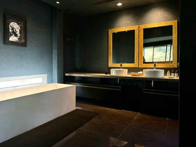 Bathroom 5, The Romance Valley, Hildummulla
