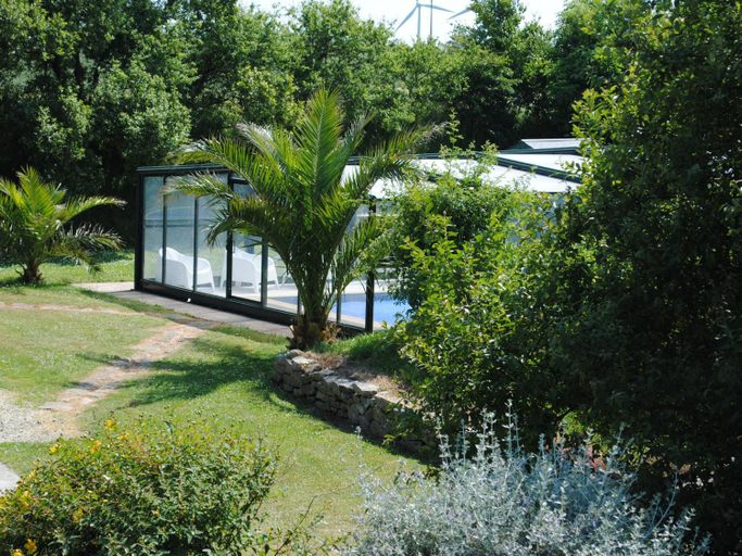 Others 5, Holiday home with private pool, Finistère