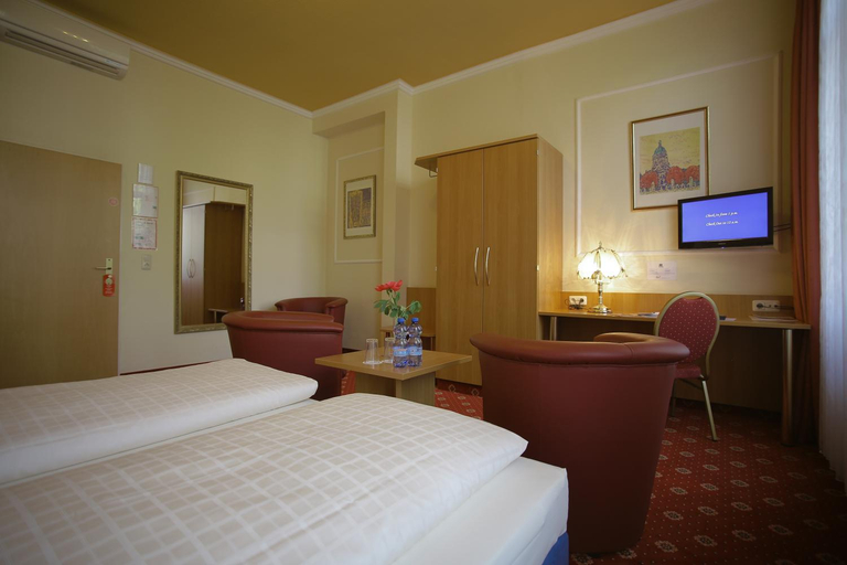 Bedroom 2, Hotel Konigshof, Mainz