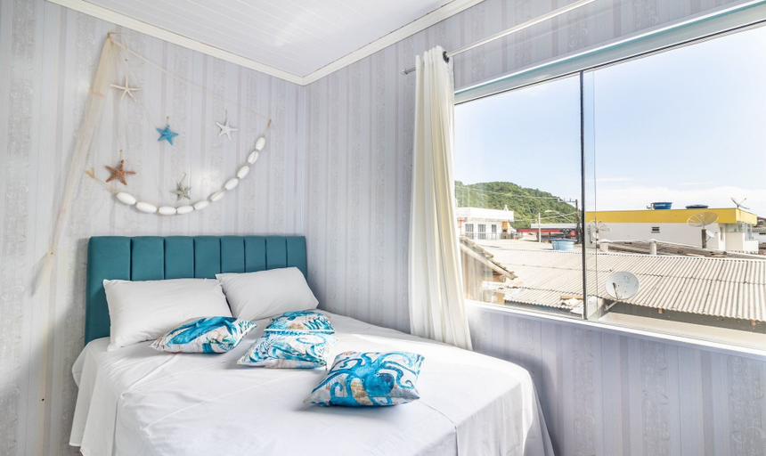 Room 3, Apt w/ Balcony, 3 Bedrooms Close to Beach Rsu3842, Penha