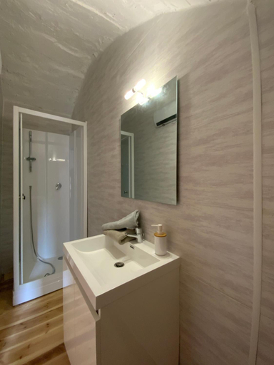 Bathroom 2, l'OUSTALIERE, Lozère