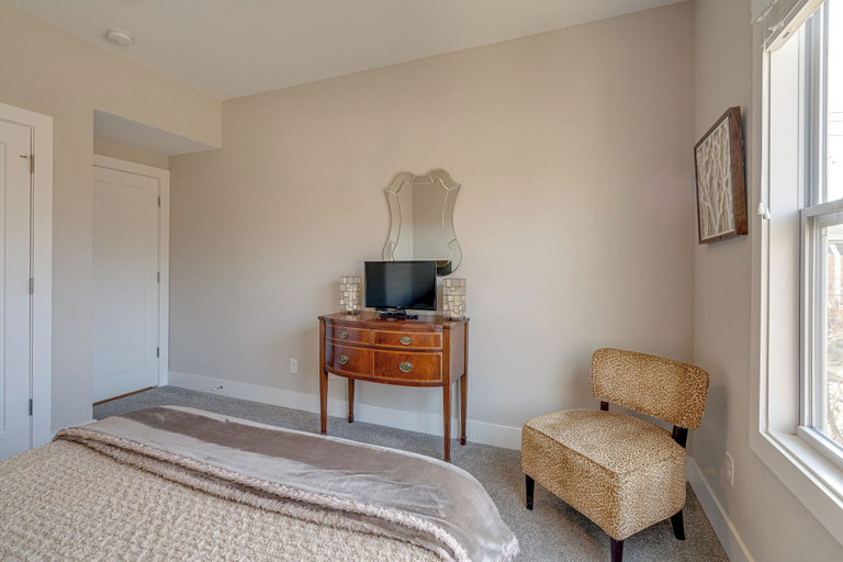 Interior 5, Cultured Coach - Mins to Broadway - Private Rooftop, Davidson