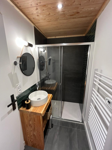 Bathroom 4, Le Couleau, Hautes-Alpes