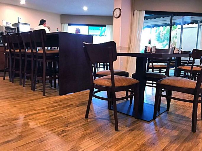 Food & Drinks 5, Best Western Oak Manor, Harrison