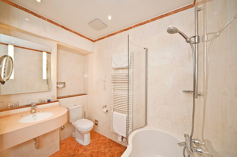Bathroom 1, Grand Hotel Cravat, Luxembourg