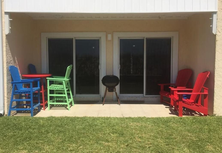 Outdoor dining 5, Island Sands 102, Okaloosa