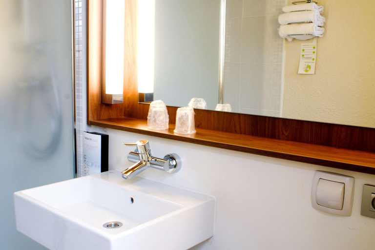 Bathroom 4, Campanile Annecy - Cran Gevrier, Haute-Savoie
