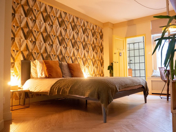 Others 3, BnB 117, Amsterdam