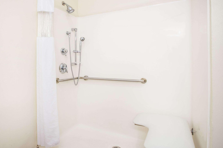 Bathroom 4, Baymont by Wyndham Savannah I-95, Chatham
