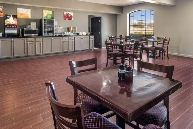 Food & Drinks 4, Quality Inn and Suites, Fort Worth
