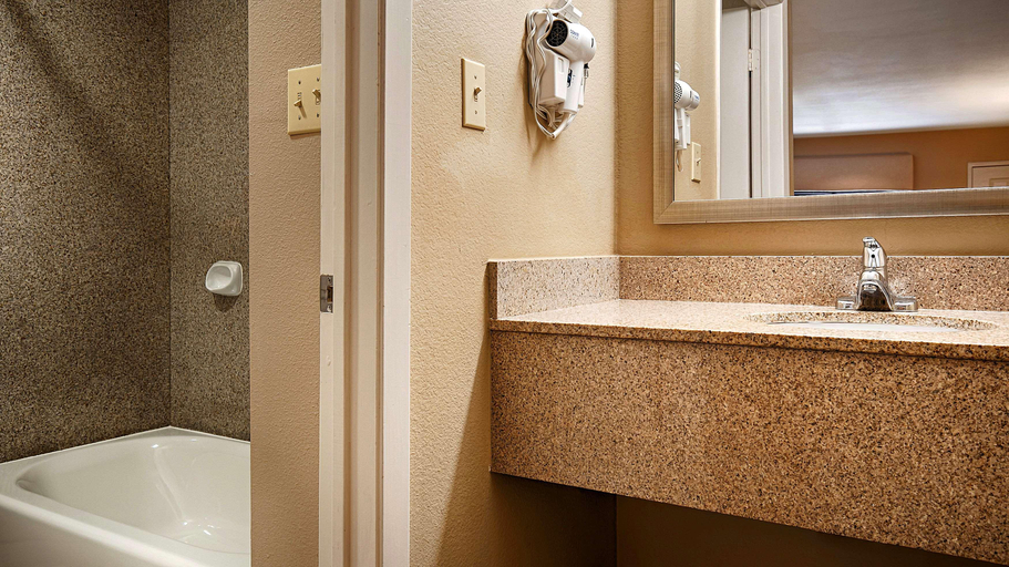 Bathroom 4, Best Western Cedar Inn, Williamson