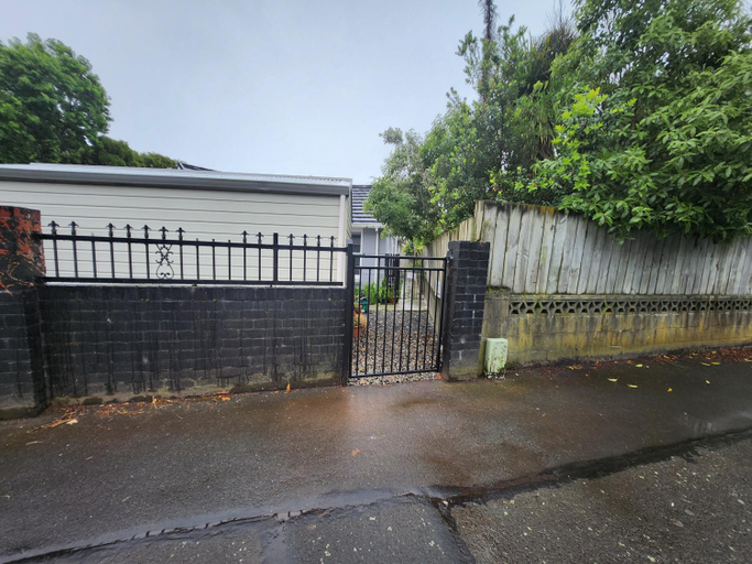 Others 3, Deluxe 1 BEDROOM with Ensuite Central UH Flat B, Upper Hutt