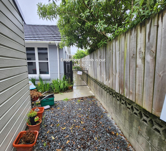 Others 5, Deluxe 1 BEDROOM with Ensuite Central UH Flat B, Upper Hutt