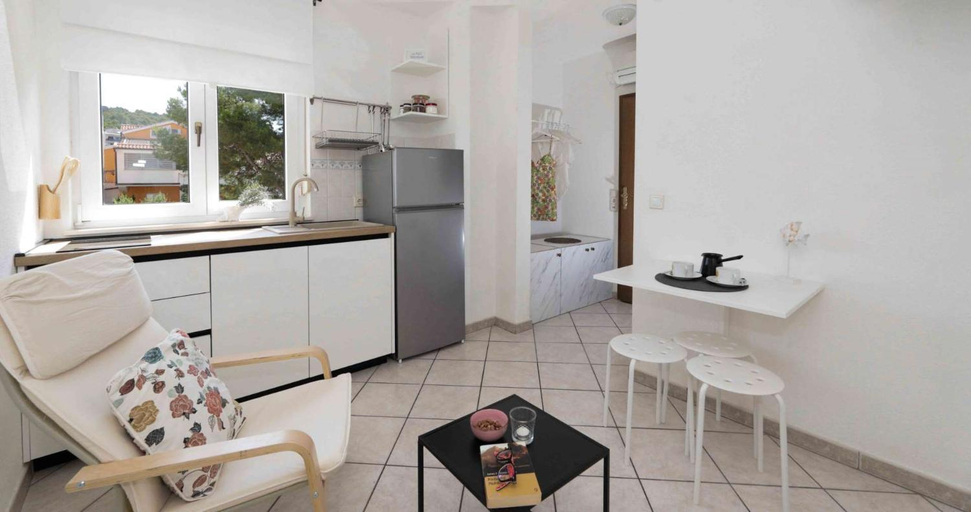 Others 5, Apartments Lovric, Okrug