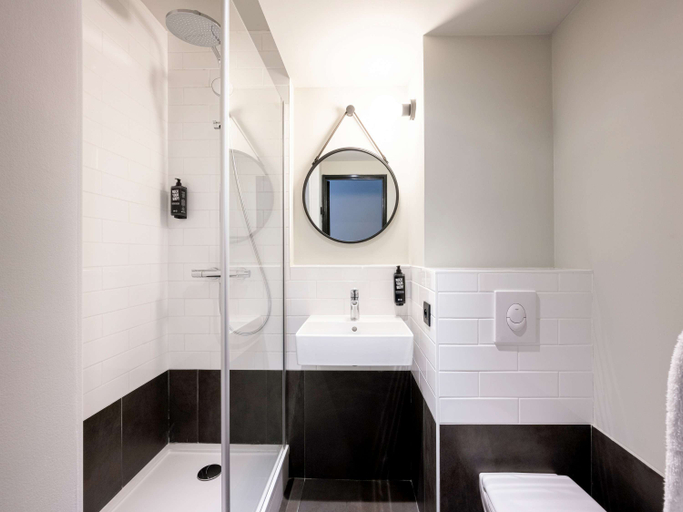 Bathroom 4, ibis La Rochelle Vieux-Port, Charente-Maritime