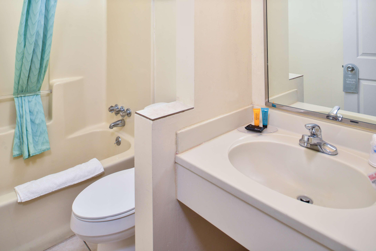 Bathroom 4, Americas Best Value Inn & Suites Bluffton, Wells