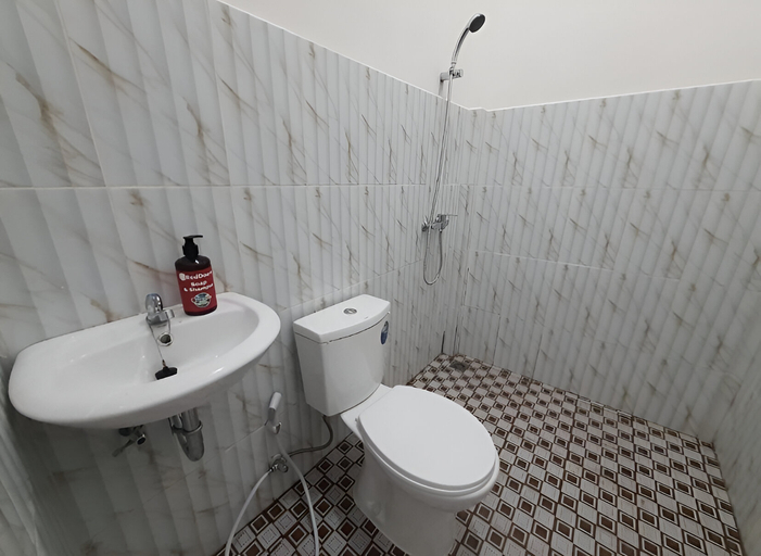 Bathroom, OYO 93306 Homestay Permana Supadio Airport, Kubu Raya