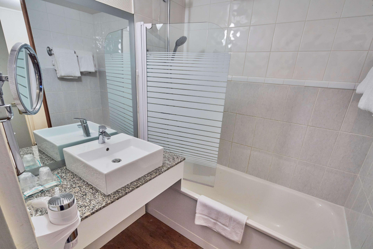 Bathroom 4, Kyriad Prestige Le Panorama Beaune, Côte-d'Or