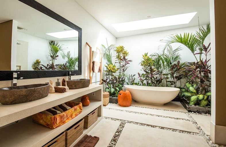 Exterior 5, Stunning 6 Bedroom Villa Only 400m to the Beach, Badung