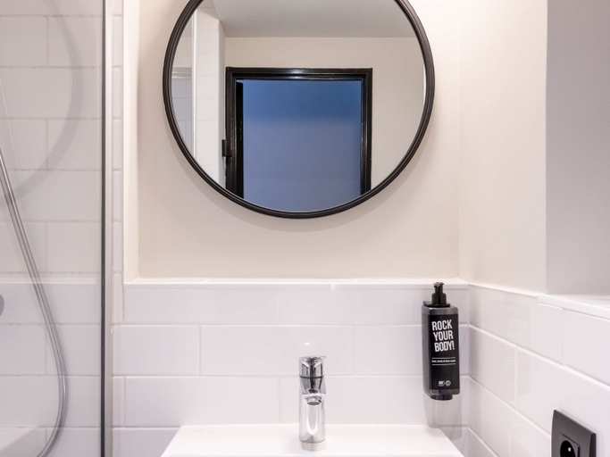 Bathroom 4, ibis La Rochelle Vieux-Port, Charente-Maritime