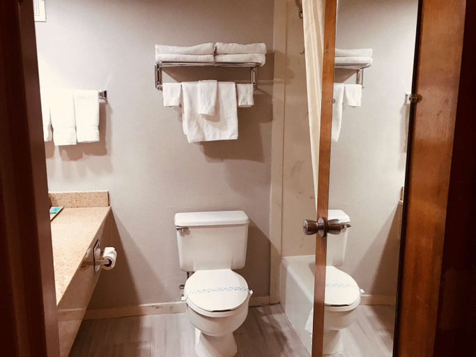 Bathroom 5, Surestay Plus By Best Western Greenwood, Leflore