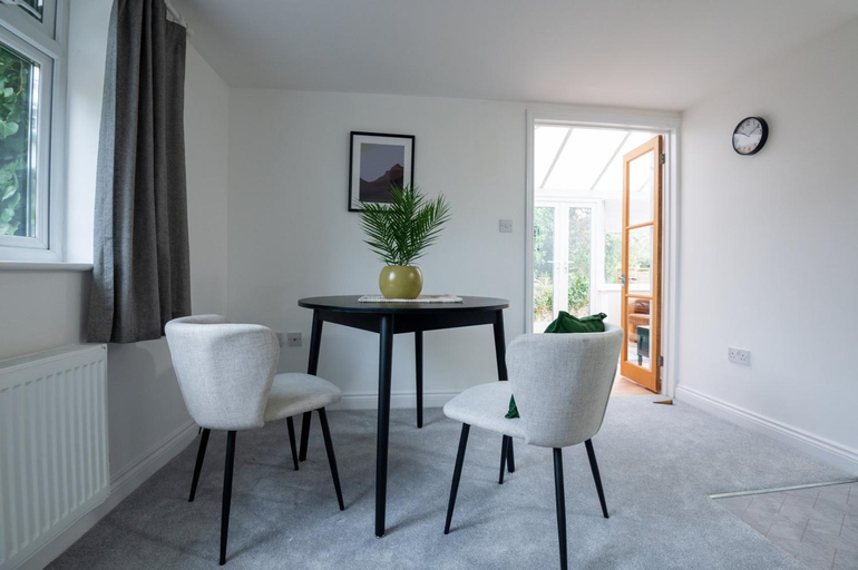 Others 4, Charming 1-BR Hideaway on bristol, Bristol